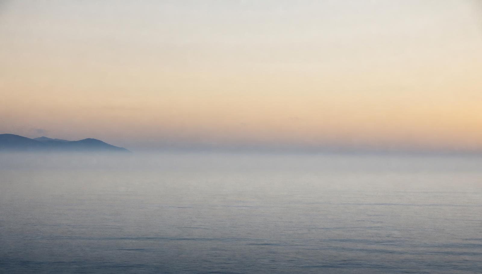 El mar Mediterrani a trenc d'alba amb bruma sobre l'horitzó