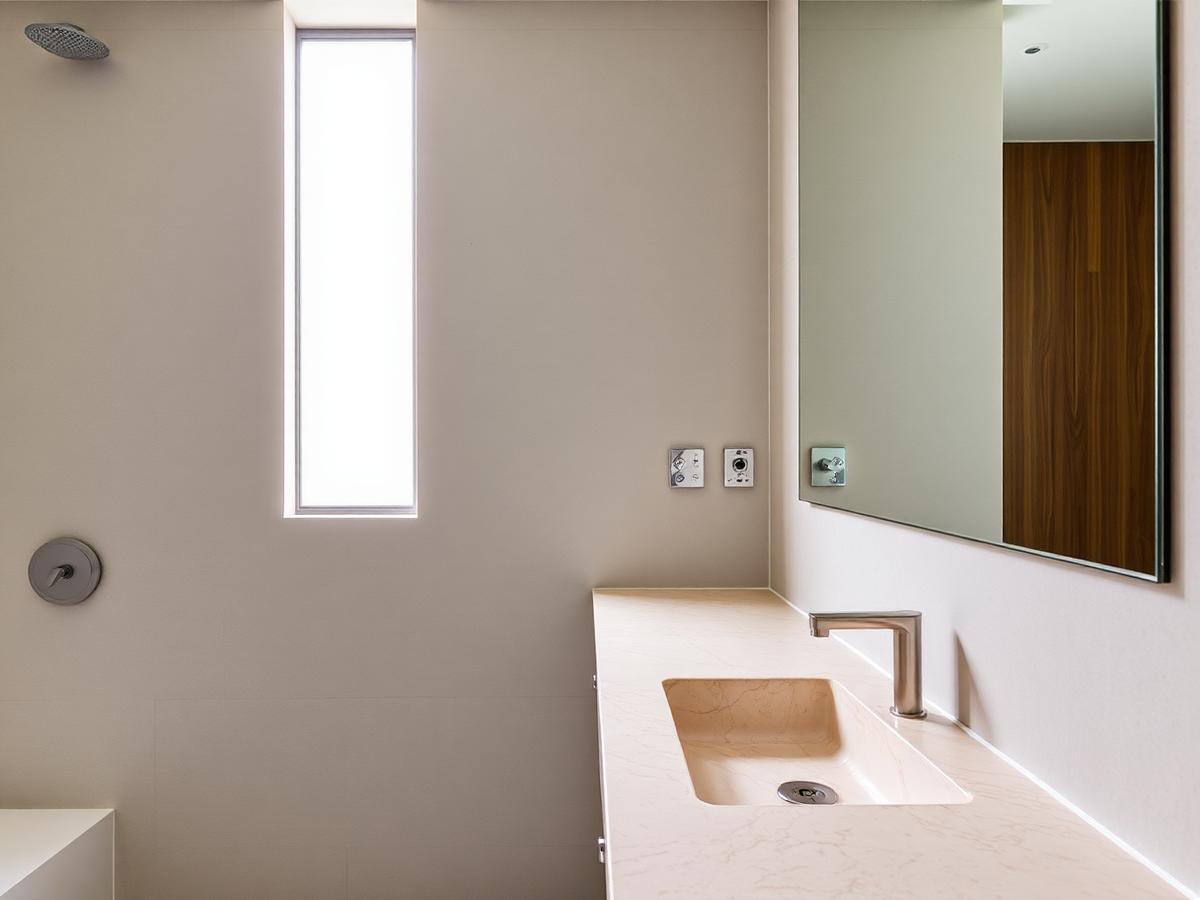 Baño reformado con encimera de piedra y microcemento