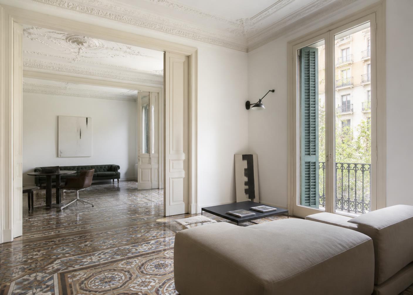 Salón reformado de un piso del Eixample con mosaico hidráulico recuperado