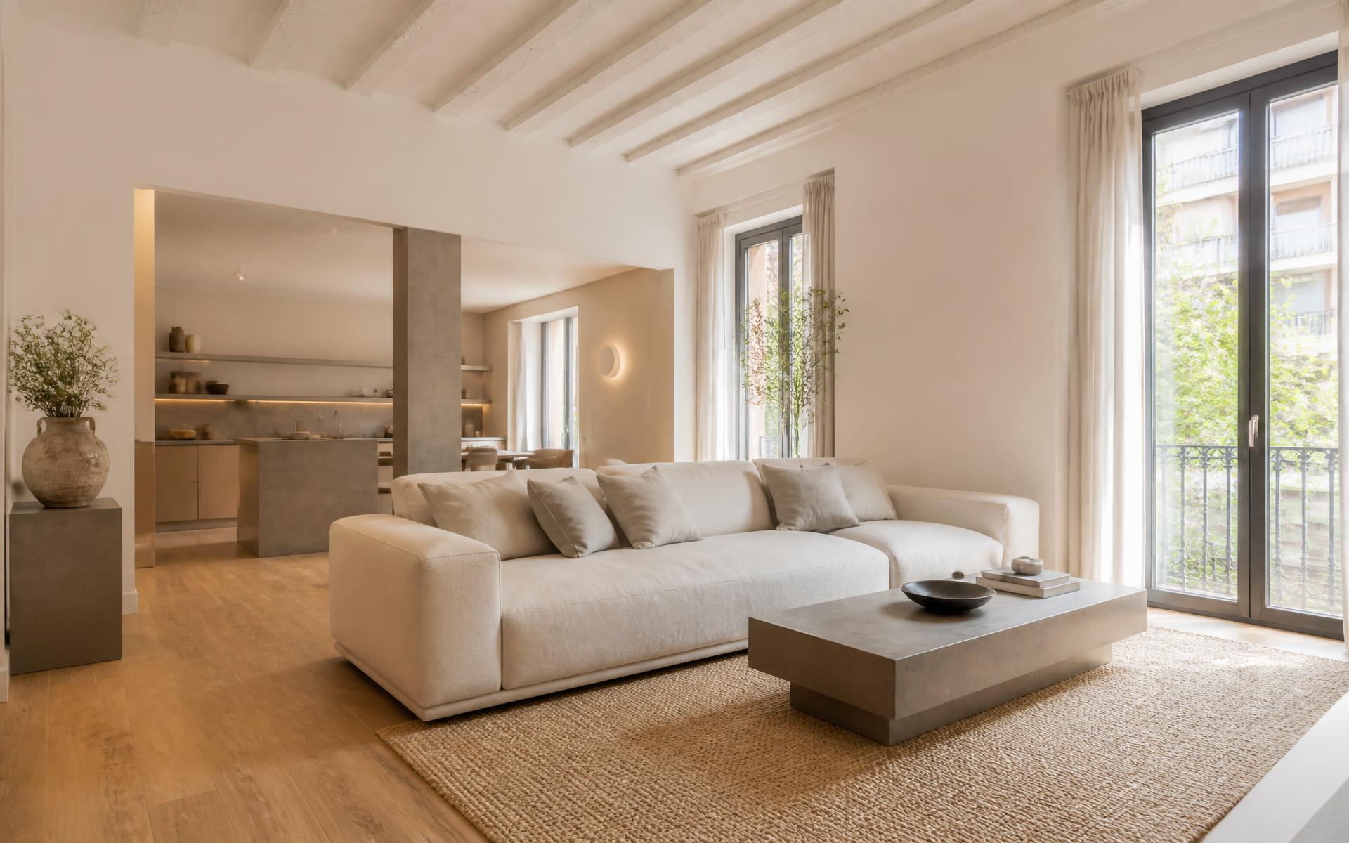 Interior de vivienda reformada con luz natural, madera de roble y microcemento