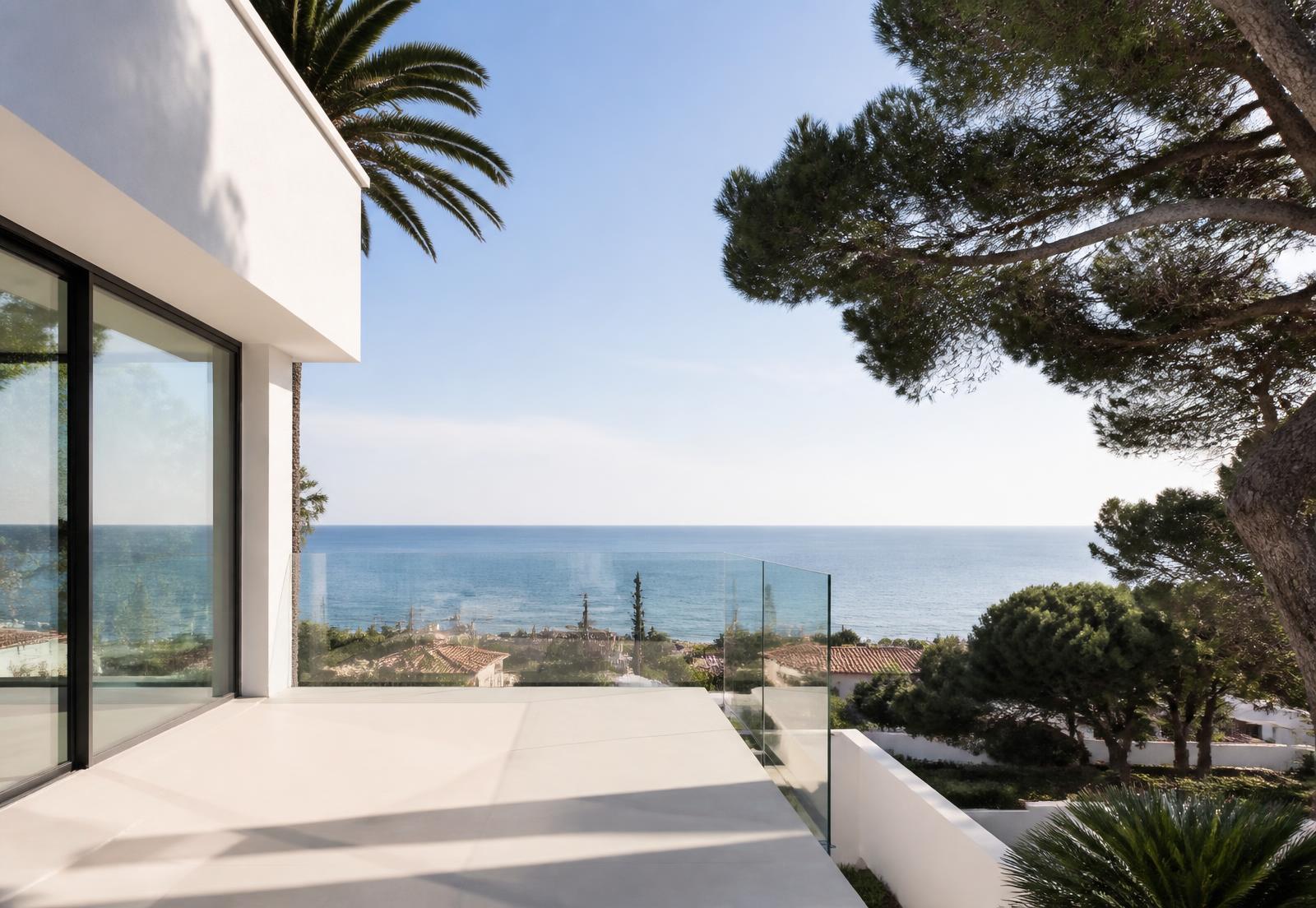 Terraza de Casa de Mar con barandilla de vidrio y vistas al Mediterráneo