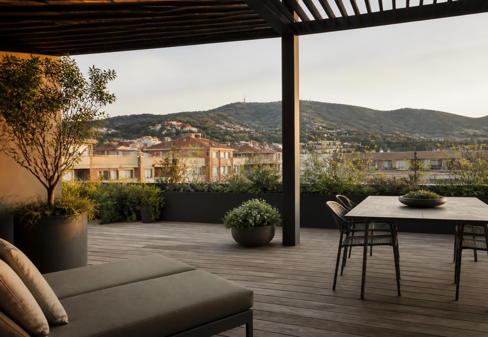 Terraza del Ático Sarrià con pérgola, vegetación y vistas a Collserola