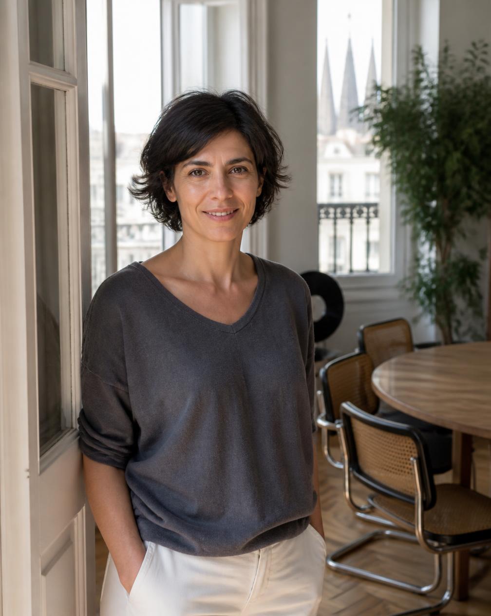 Retrato de Anna Vila en un piso luminoso de Barcelona