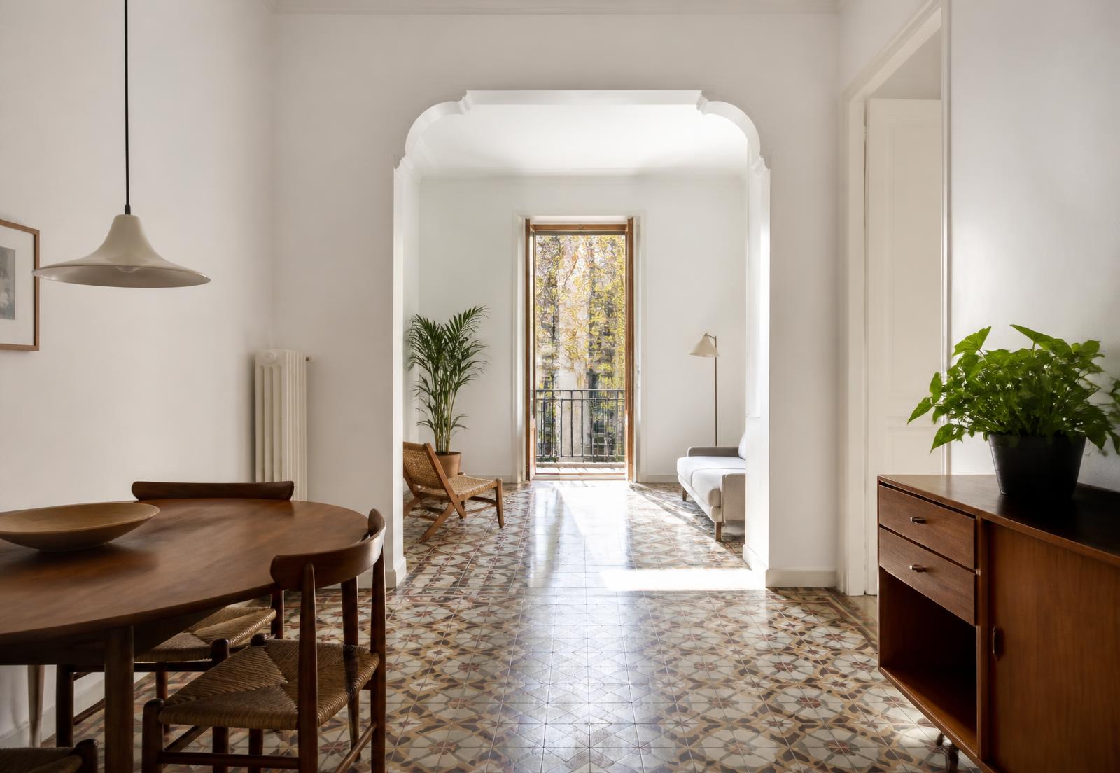 Comedor del Piso Verdi con mosaico hidráulico y arco hacia el salón