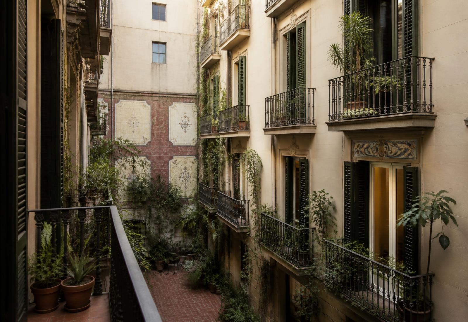 Vista del patio de manzana desde el balcón del Piso Verdi